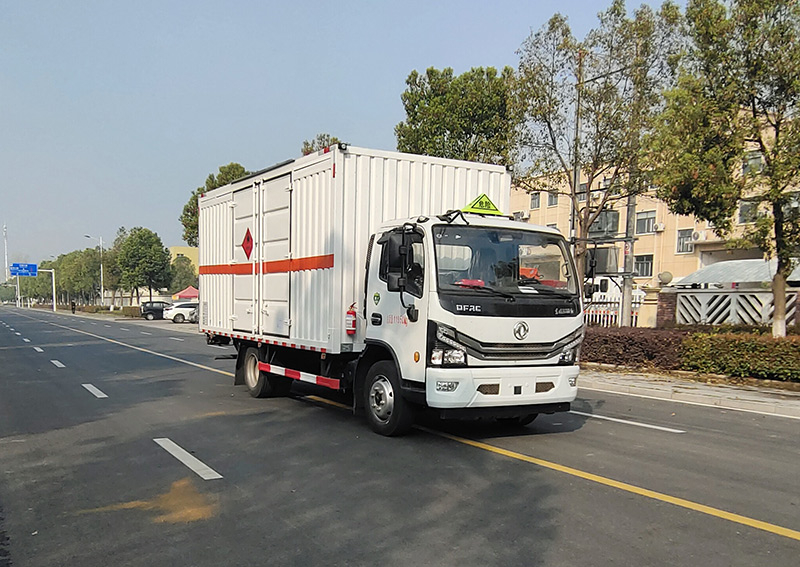 權駿牌JJJ5125XRY型易燃液體廂式運輸車